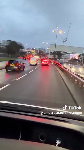 AN FYI FOR ANYONE DRIVING IN GLASGOW. ITS NOT A DICK MOVE, ITS HOW ITS SUPPOSED TO BE DONE🫡#merge #in #turn #monday #educacion