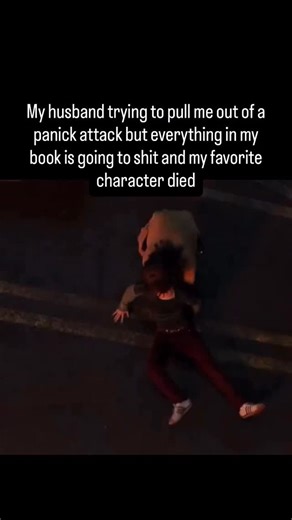 Delusional Dragons | Bookish Memes on Instagram: "✨ 📚 ✨ . . . 日本利用压电瓷砖将脚步转化为电能。这些瓷砖捕捉来自你脚步的动能。当你行走时，你的重量和动作会对瓷砖产生压力。瓷砖会轻微弯曲，从而产生机械应力。瓷砖内部的压电材料将这种应力转化为电能。每一步都会产生少量电荷，而数百万步结合在一起就能产生足够的电力来驱动 LED 灯、数字显示屏和传感器。在像涩谷车站这样繁忙的地方，每天大约有 240 万个脚步为这一系统作出贡献。这些电能可以被储存或立即使用，从而减少对传统电力来源的依赖，并支持可持续的城市基础设施。这种方法将日常运动转化为实用的可再生能源 #日本 #知识 #事实"