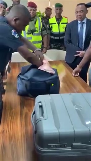 Voyage d’affaires du président malgache Lors de son voyage d’affaires, le président malgache a été contrôlé à l’aéroport de Madagascar comme un simple citoyen par les agents de la sûreté. | Amadou Maiga