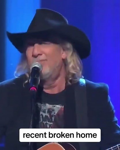 John Anderson joins Randy Travis for a duet of "Diggin' Up Bones" LIVE from the Opry! #CountryMusic