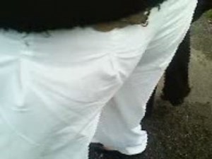 string noir sous pantalon blanc