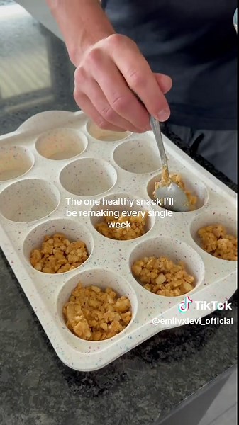 SNICKERS CRUNCH CUPS 🥜✨ Base: ✨4 large plain rice cakes, crumbled into small pieces ✨1/2 cup natural peanut butter ✨1/4 cup maple syrup or honey ✨1/4 cup coconut oil, melted ✨1/2 tsp vanilla extract ✨Pinch of salt ✨1/3 cup chopped dry-roasted peanuts Topping: ✨1/2 cup dark chocolate chips 1 tbsp coconut oil Combine all the base ingredients in a bowl and stir until mixed. Lightly press the mixture into each slot of a silicone muffin tin, then top with a light drizzle of melted dark chocolate and