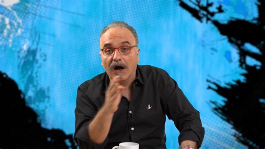 Veliyi okul koridoruna hatta sınıf içine sokan şey tam da bu erişilebilirlik oldu. Kendi öğrenciliğimden hatırlıyorum; öğretmenin iletişim bilgilerine sahip olmak yalnızca “sınıf annesi” denilen kişiye özeldi. Ama günümüzde çocuk yarıştırılan Whatsaap grupları aracılığıyla öğretmenin verdiği ödevler dâhi sorgulanıyor, her an öğretmene mesaj atılabiliyor. Hâl böyle olunca, öğretmenin değil şımarık veli ve çocuklarının hâkimiyetine ve bunun küstah sonuçlarına şaşırmamak gerek.