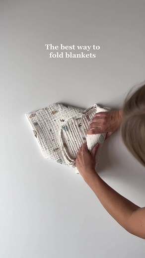 Easy, quick and looking cute ✨ #camcamcopenhagen #blankets #cozy #warm #soft #babyblanket #foldinghacks #folding #foldingtechnique #foldingblankets #organize #momsoftiktok #foryou #fyp