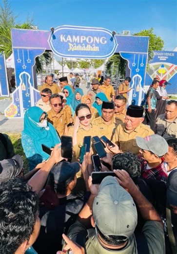 ✨ Cek Kampung Ramadan di Sofifi ✨ Kemarin, 2 Maret 2026 saya mengecek fasilitas & efektivitas Kampung Ramadan. Bersyukur, omzet UMKM lumayan 👍 Tapi masih ada PR yang harus kita benahi bareng: 📝 Catatan Lapangan: \t•\t🚻 Toilet belum tersedia → segera diadakan \t•\t🚧 Pedagang masih di trotoar → akan ditertibkan supaya rapi 🎯 Kampung Ramadan ini kita dorong jadi: ✨ Tempat berburu takjil dalam satu kawasan ✨ Ada hiburan, musik religi, & ruang kumpul positif Yuk, kita benahi bareng 💪 Menurut ka