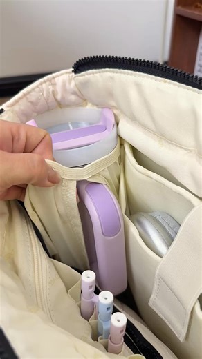 This inflatable tote bag can hold a super amount of items 🙌 It's lightweight and stylish—able to fit your laptop, water bottle, everyday essentials, and more. Perfect for school or commuting✈️ #totebag #handbag #bagcollection #FallFreshness #fashion