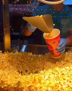 Hey Miami 👋 Come enjoy the ultimate cinema experience in South Beach 🤩 Join us for Rooftop movies featuring cinema-style seating and a huge LED screen, plus a full bar, lawn games and elevated cinema eats 🤩 Tickets are on sale NOW – grab yours today! 🎟 | Rooftop Cinema Club