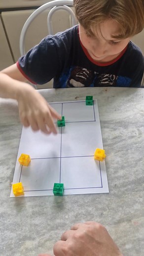 Jogo de estratégia e raciocínio lógico. O objetivo é levar os blocos para o outro lado,quem conseguir primeiro ganha! #atividadepedagogicas #autistas #Autismo #atividadelúdica #atividadesinfantis #maternidadeatípica #atividadesparacrianças #natal #atividades #terapiaemcasa | Nossas Atividades Tea