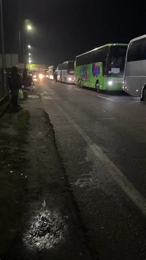 20 uur in de file staan om de grens over te kunnen van Polen naar de Oekraïne. De Flixbus was nog sneller uit Nederland dan onze zandhazen met de trein en hun militair speelgoed.😂 Maar alles kan in een oorlog.🙈 Dus ook kerst in het thuisland vieren, maar jij in dienst bent om de shit namens je Europese leiders veroorzaakt te mogen opruimen. Wanneer ga jullie het zien, of zitten de puppyoogjes vol groene sminck.? Niet iedereen krijgt de gouden toiletpot he. Tja.. we gunnen iedereen een fijne ke