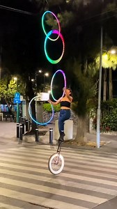 Rutina de #semaforo Con #hulas de #luz Por parte de @sofi.street 💙 . . . #JugglingFamily #Yugglers | Juggling Family
