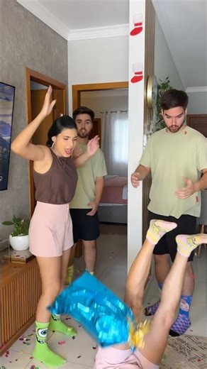 Opa kkkk #twins #casal #humor #disney #familia #frozen #barbie #unicorn #song #gemeas #comedia