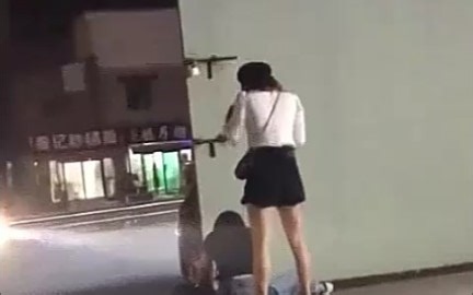 半夜女生喝酒呕吐，我就看看不说话