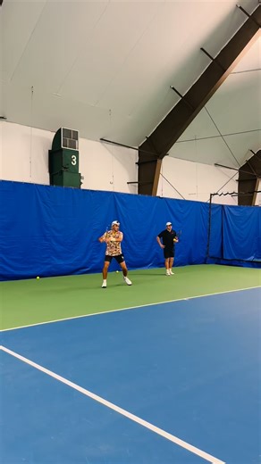 🧠 Working with Ale on improving racket acceleration and developing a more efficient whip on the forehand 🎾 Key benefits of enhancing racket acceleration: • Increased topspin: Allows the player to control the ball’s trajectory while maintaining aggressive pace. • Greater power efficiency: Generates more speed with less effort, optimizing energy transfer through the swing. • Improved timing and consistency: Encourages smoother kinetic flow, leading to cleaner contact and better shot precision. #