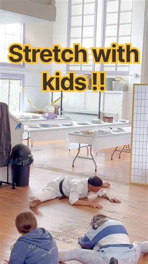 Stretching with Kids Before the Demo! #karate #karatedemo#karatekid #stretch #空手 #武道#教育実習#yoga