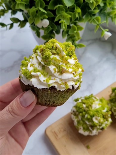 BABECZKI SZPINAKOWE LEŚNY MECH Składniki na babeczki: (Ok.8szt.) 100 g świeżego szpinaku 2 jajka 80 g cukru 80 ml oleju rzepakowego 100 g mąki pszennej tortowej 1 łyżeczka proszku do pieczenia kilka kropli soku z cytryny opcjonalnie: cukier waniliowy Przygotowanie: Rozgrzewam piekarnik góra/dół 180° Szpinak blenduję z olejem i sokiem z cytryny na gładką masę. W drugiej misce ubijam jajka z cukrem na jasną, puszystą masę,dodaję zieloną masę szpinakową i mieszam. Wsypuję mąkę wymieszaną z proszkie