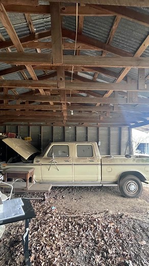 Stumbled upon a 1978 Crew Cab 4WD…so naturally I had to spin around! It’s a one owner Texas truck that has a lot of cool stories, including family road trips to Colorado. The pre-1979 4x4 Crew Cab is a dream truck and it’s absolutely mind blowing to find them under an old barn like this with the original owner. The audio is actual audio footage from my visit.. No luck this time, but I’ll be back!!! #ford #fomoco #oldford #oldfordcrewcabs #dentside #f250 #farmtruck #texas #colorado #crewcabdentsi