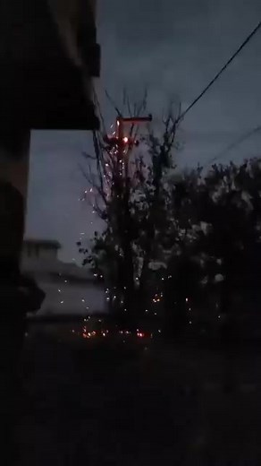 یہ ویڈیو اُن حضرات کے لیے ہے جو یہ شکایت کرتے ہیں کہ ہوا تو چلی نہیں، پھر بھی بجلی کیوں بند کر دی گئی؟ درحقیقت، بارش یا طوفان کے دوران بجلی سے بڑا نقصان ہو سکتا ہے۔ اسی لیے ایسے موسمی حالات میں احتیاطی تدبیر کے طور پر فیڈرز بند کر دیے جاتے ہیں۔ جیسے ہی موسم بہتر ہوتا ہے: ہر فیڈر کو ایک ایک کر کے سپلائی ٹرائی دی جاتی ہے۔ جو فیڈر بحال ہو جاتا ہے، اس پر عملہ چھوٹے فالٹس کلئر کرتا ہے۔ جو فیڈر ٹرپ کرتا ہے، اس پر فوری پیٹرولنگ کی جاتی ہے تاکہ فالٹ کی نشاندہی کر کے اسے کلیئر کیا جا سکے۔ یاد رکھیں: زندگ