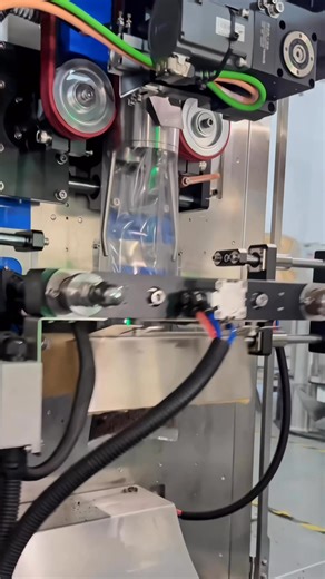 Fertilizer pellets feed packing machine, vffs granules packing machine. #highspeedmachine #machine #fillingmachine #fertilizer #feed #business | Haiyin Chen