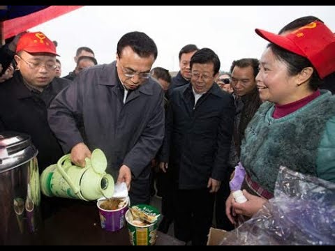 【珍贵原声】李克强亲手帮农民工泡老坛酸菜方便面，总理语重心长大家都哭了，农民工都落泪！ 【下方附送《李克强早期绝版论文《论中国三元》电子书PDF下载获取地址》】