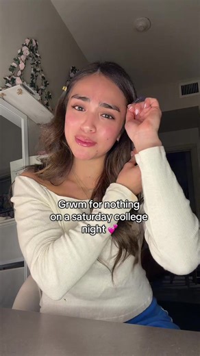 Transform Your Weekend Look: A Simple College Makeup Guide