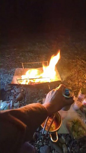 休日のソロキャンプ近くの川でキャンプに行きましたランタンの光と焚き火の暖かさ月の光外で食べる？夕食はとても美味しいす大自然でいいなお時間がございました。どうぞ見てください。よろしくお願いします☺️🙇