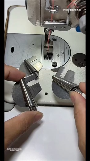 The new spiral hemming machine can easily pass through the seams and joints. It can be used on both thin and thick fabrics, increasing speed and quality. It is a good helper for clothing. #sewingmachine #clothingfactory #makingclothes | 涛哥-教你做衣服
