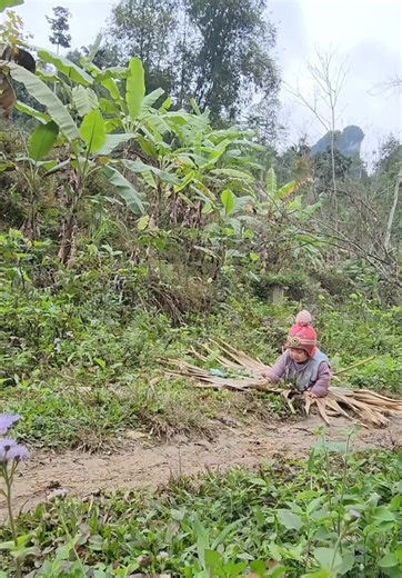 Children playing with leaves. | Zoey Tromp