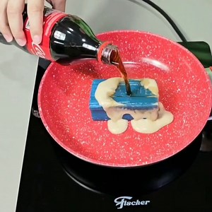 2M views · 40K reactions | ¡Simplemente vierte Coca Cola encima del jabón en la sartén! El resultado es increible | Recetas y Frases | Facebook