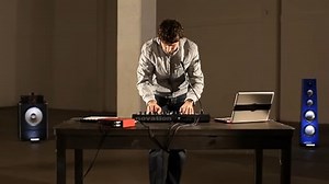 Novation MiniNova, kompakter VA-Synthesizer mit 37 Minitasten – Robuster, kompakter, leistungsstarker Mini-Synthesizer mit Stimmeffekt/Vocoder, 256 Werksklängen und fünf Effekten pro Stimme