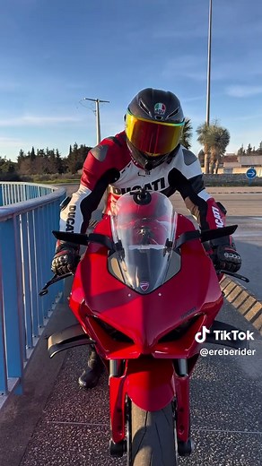 Ducati Panigale V4 : Une Exploration Envoûtante