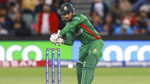 T20 World Cup 2022: Virat Kohli gifts a bat to Litton Das after India vs Bangladesh match