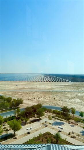 ‎Dr. Mohamed Qasem محمد قاسم‎ on Instagram‎: "⁨ ⁨ ‏أنا الآن بداخل مجمع محمد بن راشد آل مكتوم للطاقة الشمسية. مكان مذهل! هذه هي الخلايا الشمسية، وكذلك مجمع المرايات التي تعكس الضوء على قمة البرج. الحرارة تصهر الملح في البرج، ثم من هذه الحرارة يسخن الماء ليصبح بخارا، ثم يدفع البخار التوربينات لتوليد الطاقة الكهربائية. #طاقة_شمسية #محمد_بن_راشد #كهرباء #طاقة⁩⁩"‎