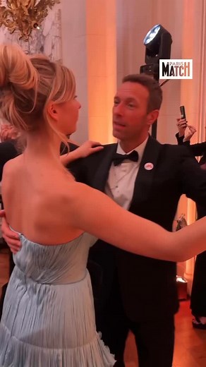 Cosas de Coldplayers on Instagram: "😍 Nuestro guapo y bellísimo frontman Chris Martin bailando con su hija Apple Martin en el evento 'Le Bal des Débutantes' desde París. ❤️ En el evento también estuvieron presentes Gwyneth Paltrow y Moses Martin. 🎥 | Paris Match #Coldplay #ChrisMartin #AppleMartin #MosesMartin #GwynethPaltrow #lebaldesdebutantes"