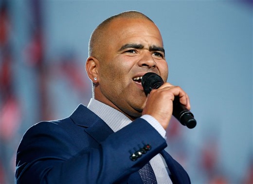 Actor who portrayed George Washington mocked after national anthem flub