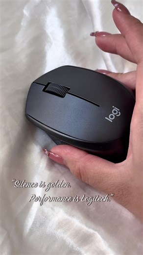 The Desktop Essential: Small footprint, massive impact. The Logitech M3331 fits perfectly in your hand and your bag. Wireless freedom with an 18-month battery life? Yes, please. 🔋📦 • Efficiency Redefined: 2.4GHz wireless precision meets ergonomic comfort. Whether you’re at the office or the café, this is the reliable companion your setup deserves. #Logitech #WirelessMouse #TechSetup #GadgetReview #WorkFromHome