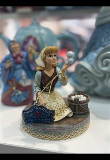 ✨ Cenerentola, prima della magia ✨ Jim Shore rende finalmente iconico l’abito più autentico di Cenerentola: quello da lavanderina. Prima del ballo, prima della scarpetta di cristallo, c’era una ragazza semplice, gentile e incredibilmente forte. Questa statua celebra proprio l’inizio della sua storia, quando la speranza brillava anche sotto gli stracci. 💙 Un pezzo Disney emozionante, perfetto per chi ama le favole nella loro essenza più vera. 📦 Spediamo in tutto il mondo! DM per info e ordini ✨