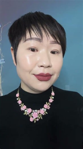 How to Apply Lipstick Perfectly: Pro Tips for Beginners