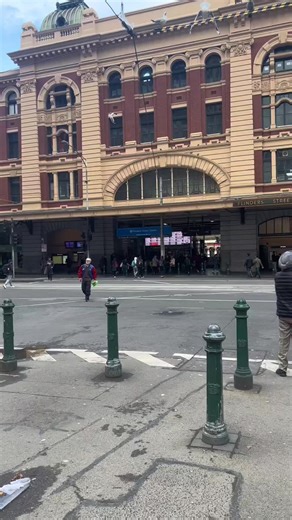 Arriving in Melbourne can be overwhelming, but finding your way to Flinders doesn't have to be! This handy guide shows you how to arrive at our doorstep hassle-free :) Say goodbye to the stress of getting lost and hello to a warm welcome at Flinders. See you soon! #melbourne #backpackaustralia