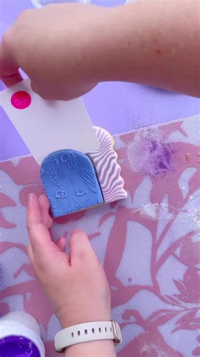 6.7M views · 10K reactions | How pretty! Oh how stencilling can add so much to a cookie  using our illusion wave stencil, Ash @sugarbear_cupcakes has created a wave like pattern to add a little dimension to her under the sea themed cookie! #fondantcookie #cookiedecorating #cookies #cookiedesign | Sweet Sticks | Facebook