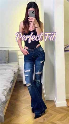 Guys—ripped jeans that work for winter too? This flare pair: fits over tights, goes with oversized sweaters, distressing isn’t too flashy. Year-round vibe! Link below! 🧶#WinterDenimHacks #RippedFlareVibes #LayeredOOTD #YearRoundJeans