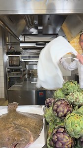 Un simple turbot, Gratiné à l’artichaut 🤤💚 À retrouver au menu du Bayview ⭐️✨ Mets un 👍 en commentaire pour recevoir la recette du gratin d’artichaut ❤️‍🔥 Réservé à mes abonnés ➡️ @danny_khezzar Comme chaque semaine, je choisis une personne parmi les commentaires pour venir déguster le nouveau menu d’automne 🤘🍽️🎁 D’après vous, ce turbot sauvage pèse combien de kilos ? 🏋️ @danny_khezzar #dannykhezzar #genève #artichaut #turbot | Danny Khezzar