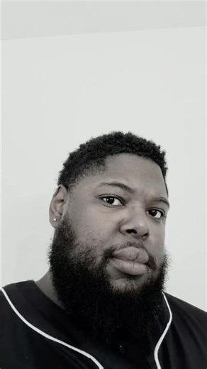 She could've held the phone down at least. 🙆🏾‍♂️