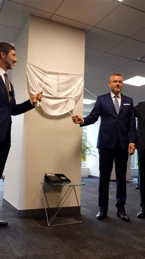 🇸🇰🇺🇳 BUĎME HRDÍ NA SLOVÁKOV, KTORÍ SI SVOJÍM TALENTOM A PRÁCOU ZÍSKALI REŠPEKT V ZAHRANIČÍ. Bolo mi cťou v New Yorku odhaliť reliéf veľkého Slováka Jána Papánka. Bol jedným zo štrnástich právnikov, ktorí tvorili Chartu OSN. Svoj život zasvätil presadzovaniu mieru, demokracie a ľudských práv. A ako prvý československý veľvyslanec pri OSN veril, že aj malý národ môže mať v medzinárodnom spoločenstve veľký hlas. Nech nás jeho príbeh učí, že aj jednotlivec môže ovplyvniť dejiny. Že odvaha a zása