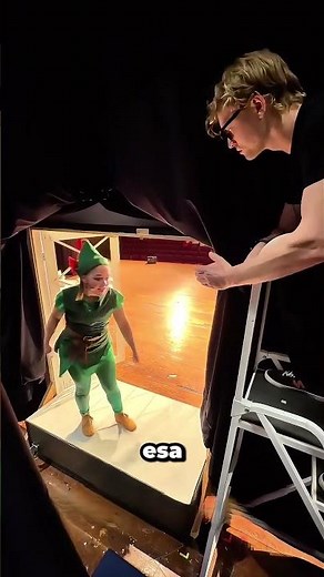Cómo Peter Pan vuela realmente entre bastidores 🪄 #magic #theater #revealed