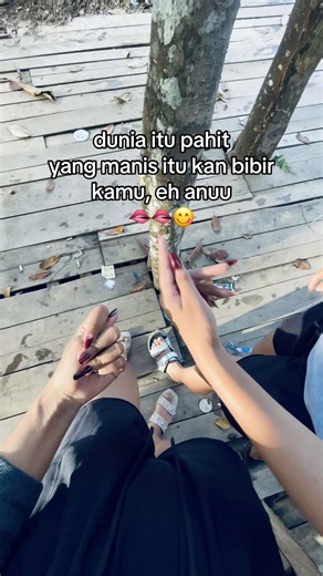 Dunia Itu Pahit, Manisnya Ada di Bibirmu