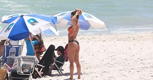 Dani Bananinha mostra boa forma com biquíni minúsculo