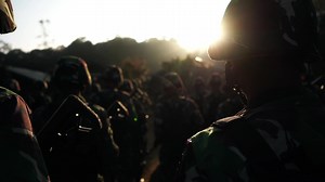 Presiden Jokowi @jokowi dalam amanatnya yang disampaikan Menhan Prabowo @prabowo saat Penetapan Komcad 2023 mengingatkan, tentara dan rakyat agar manunggal dalam konsep kesemestaan, untuk mempertahankan kedaulatan negara dan keutuhan wilayah, serta keselamatan bangsa Indonesia. Komcad bagian dari Bela Negara, merupakan bentuk kemanunggalan rakyat dengan TNI sebagai kekuatan pertahanan, dalam menjaga keutuhan dan kedaulatan NKRI, sesuai instruksi Presiden Jokowi. Berikut momen saat Latihan Pembul