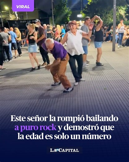 MIRÁ COMO MUEVA LAS PIERNAS🕺🔥 Un hombre se volvió #viral en redes tras deslumbrar con su terribles pasos en pleno espacio público de Buenos Aires. Mientras varias parejas bailaban tango en una plaza, él rompió el molde y se lució con un enérgico #rock and roll al ritmo de “La Grange” de ZZ Top, robándose todas las miradas. 🎸💥 👏✨ El video explotó en #TikTok e #Instagram y su carisma, actitud y pasión por el baile generaron una catarata de elogios y comentarios positivos. | Diario La Capital