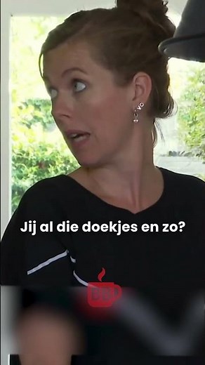 Moeder vindt doekjes in zoon zijn kamer en zet hem op televisie te kakken