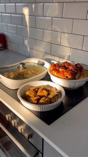 COMFORT SERIES S2 E1 : Garlic & herb brioche buns, cream chicken pasta and wings. To a special and very important day for us eSouth Ahh❤️‍🔥 make it count 🗳️🥰 what are you eating for dinner? • • • • #votingday #southafrican #comfortserieswithtabletreatssbyprecious #comfortseries #tabletreatssbyprecious #imback #wintermeals #comfortfood #enjoyment